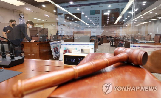 국회 환경노동위원회의 국정감사를 앞두고 30일 세종시 정부세종청사 환경부에서 직원들이 국감장을 최종 점검하고 있다. <연합뉴스>